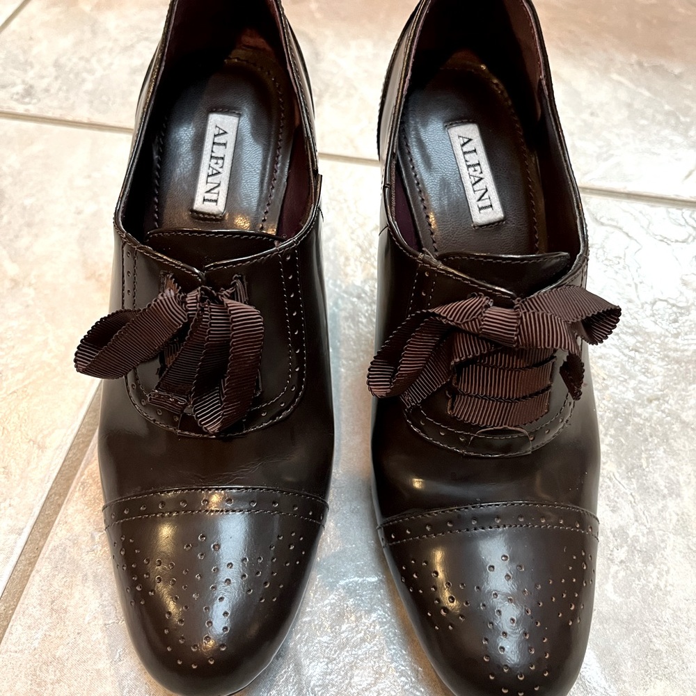 Alfani brown lace-up cap toe shoes. Genuine leather. True size 5.5. Gorgeous!